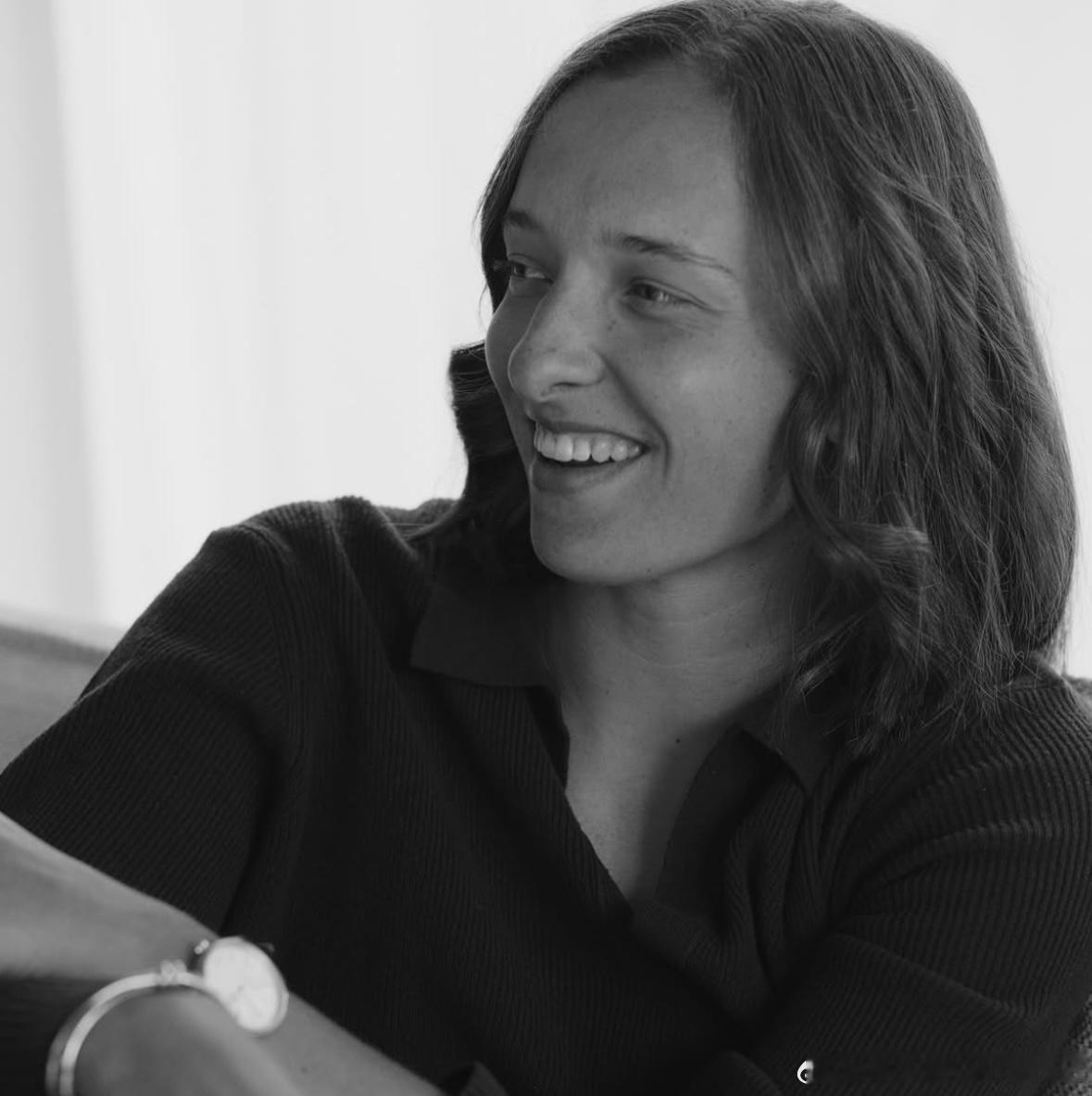 斯瓦泰克休息日更新IG，因为今天下雨，所以求问大家有什么好看的电视节目！“室外不