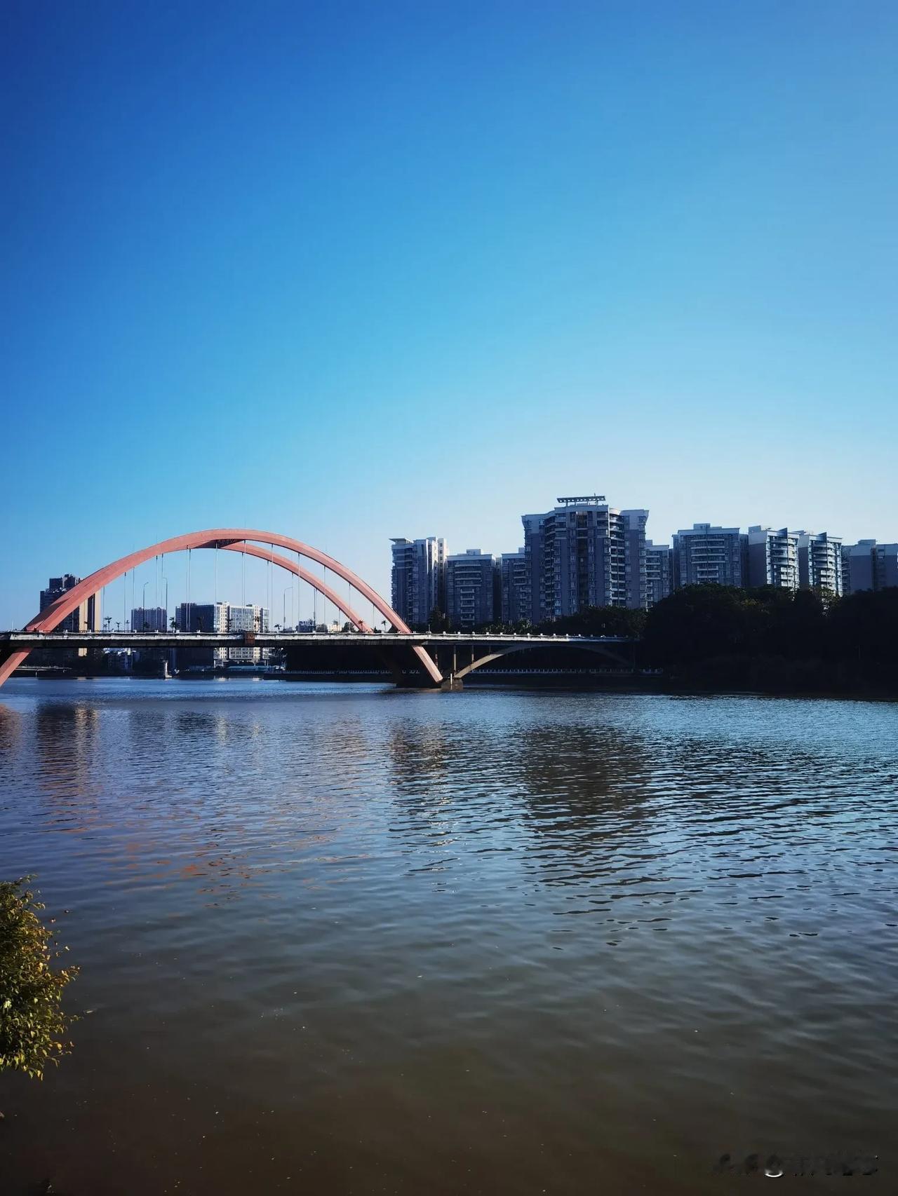 分享手机里随手拍的风景照城市一角的江畔很美，万里碧道给运动加持，现在的你没有偷懒