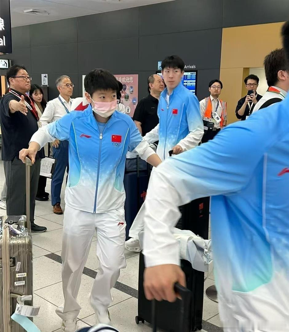 亚运会太离谱！亚运国乒落地后被困机场近6小时，无餐食补给全员又累又饿……中国体育