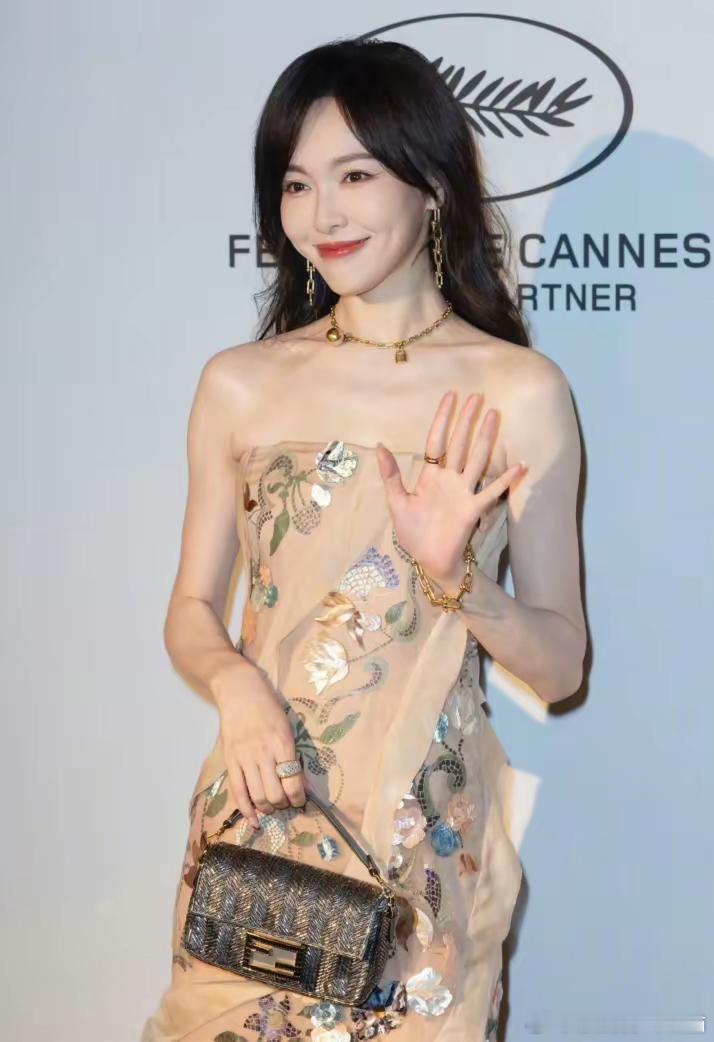 赵樱子带亲弟弟走戛纳红毯，弟弟英姿挺拔，颜值不输明星！一年一度的戛纳电影节又开始