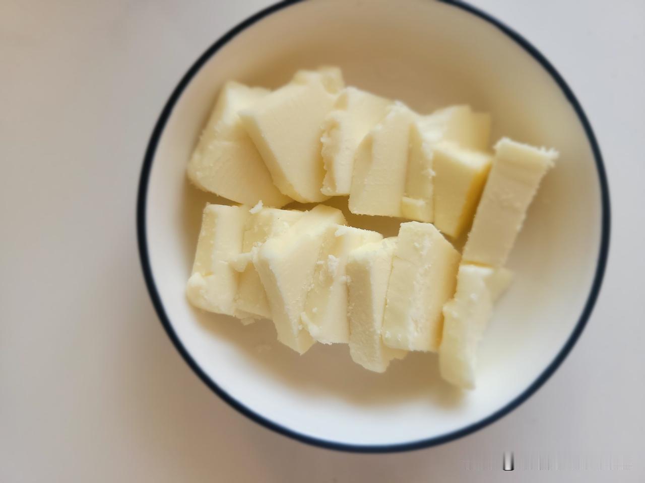 昨天我去早市，在我拎着刚买的菜，悠闲的从北往南走时，突然后背有人拍了一下，原来是