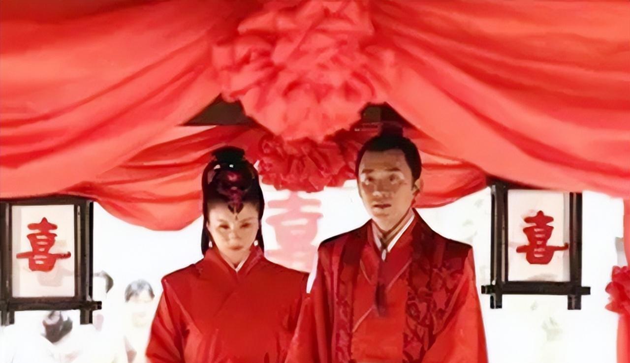 古时，有一个女子，每到晚上和丈夫入睡时，女子便吹灭灯，偷偷溜出去，叫丫鬟躺在自己