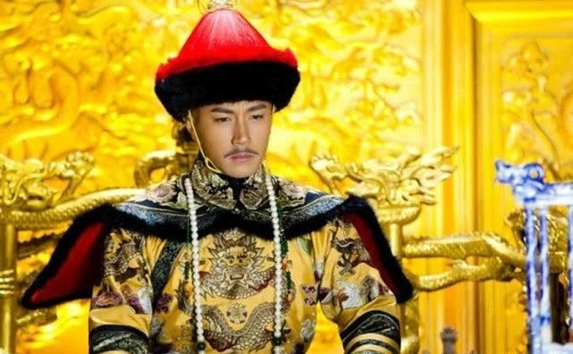 1635年，皇太极下令，将姐姐莽古济凌迟处死。行刑时，她被当众剥光衣服，绑在柱子