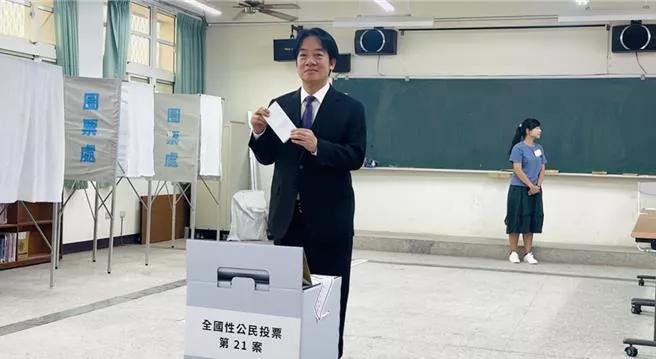 核三重启公投案及7名蓝委罢免案23日登场，赖清德一早9点25分回到台南安平中学投