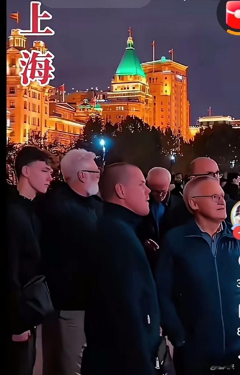 西方媒体很有意思啊，他们说为什么西方游客到中国后神情严肃？因为他们破防的不是一个