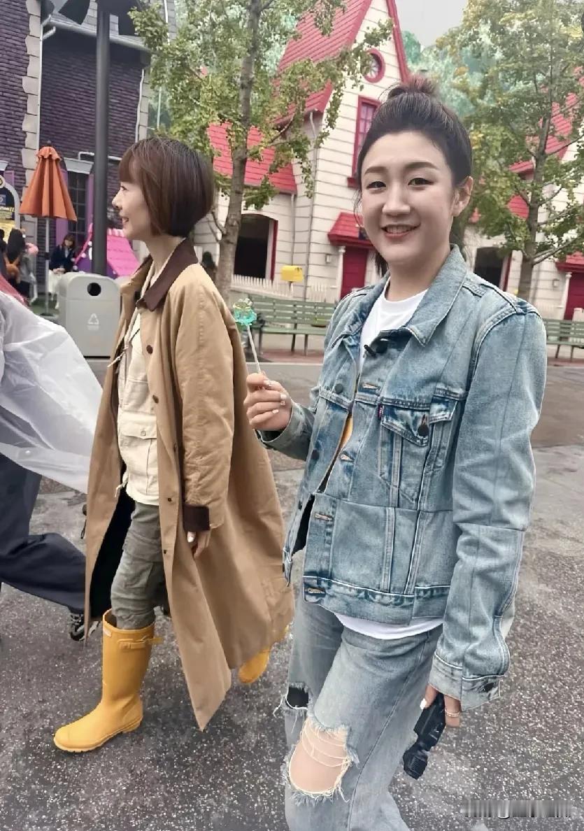 陈梦告别了乒乓球舞台，在生活里随性自在，笑容格外灿烂，甜美又可爱。着装潮流时尚。