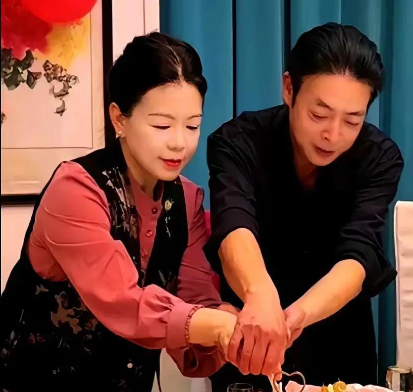 三石这次在直播间里突然改口承认债务，和之前嘴硬不认账的样子对比确实有点戏剧性。她