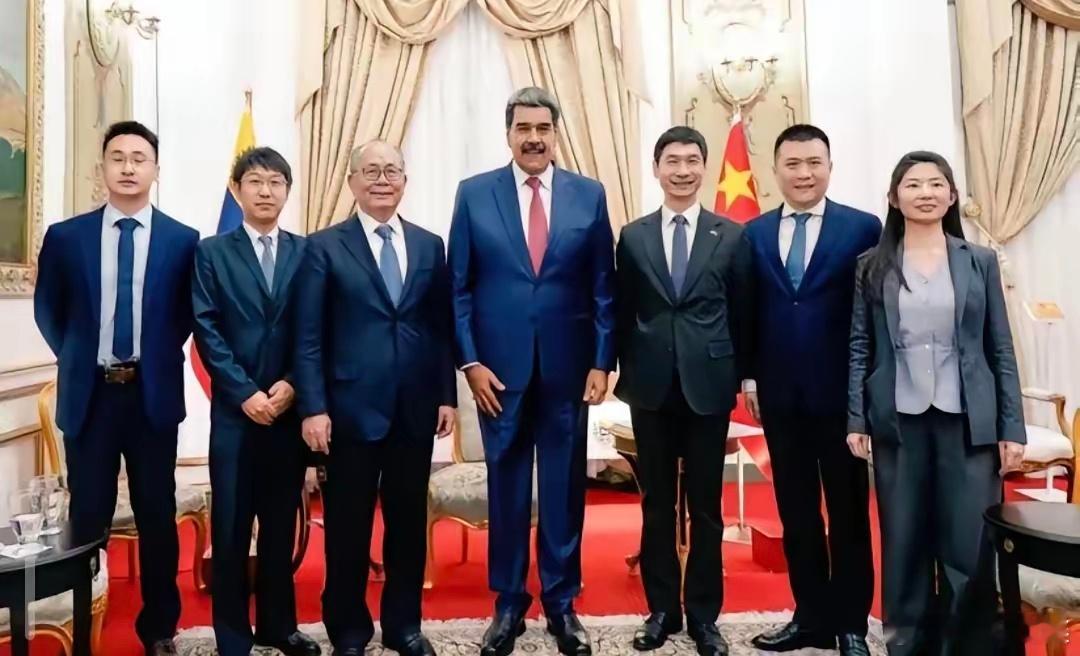 黄毛真是一点面子也不给呀！昨天咱的邱特使才和马杜罗会晤完，今天老马就被戴上银镯子