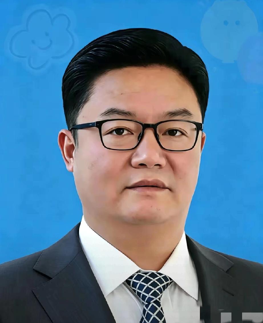 大半夜的，四川那边爆了个大雷。66岁的罗凉清被查了。这岁数本该在公园遛鸟，