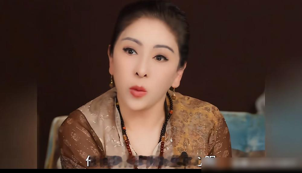 向太饭桌上第一眼就不敢跟许家印对视，那眼神躲得，心虚到骨子里。她说这人迟早暴雷。这话放现在听挺神，往