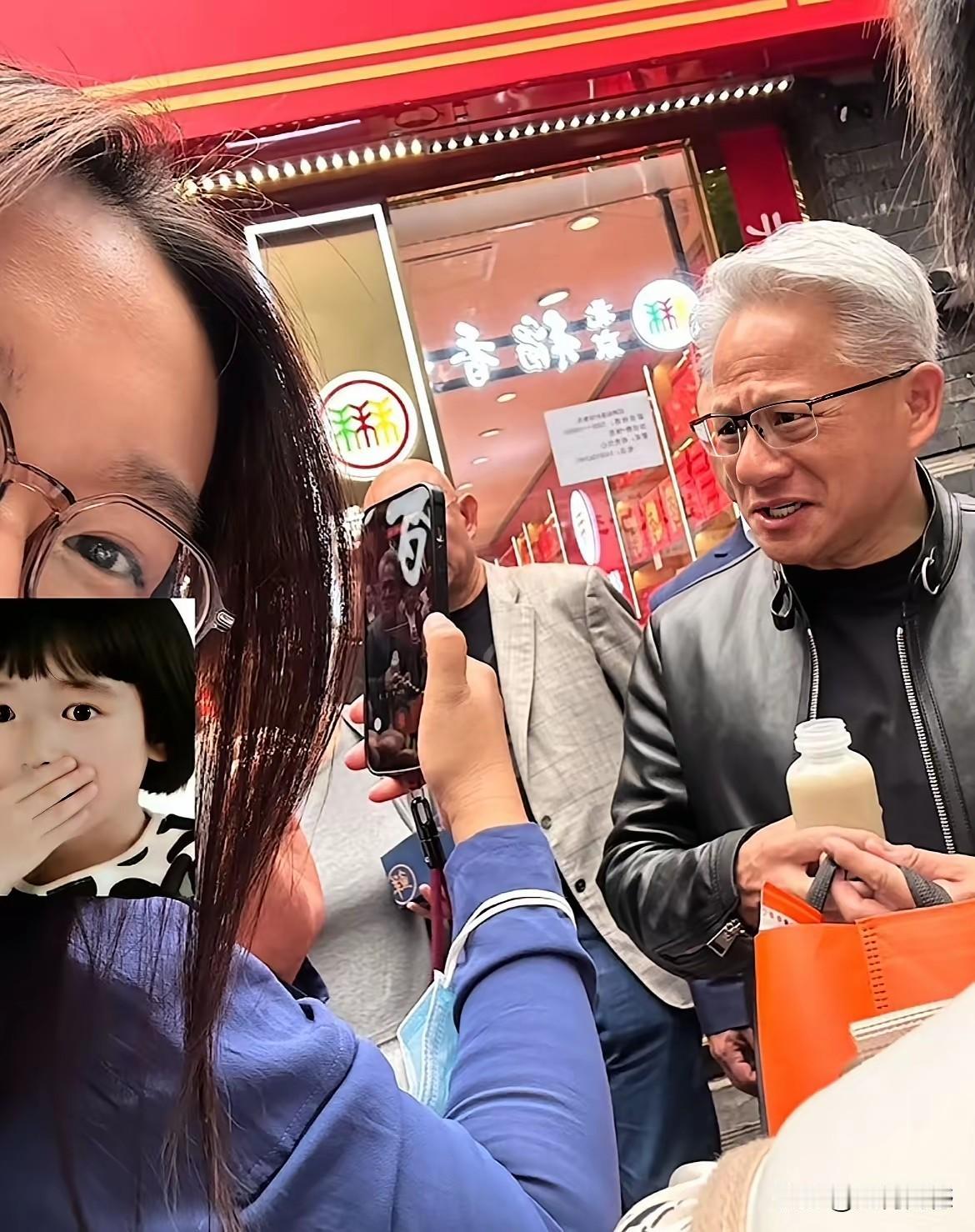 黄仁勋在北京，就是吃炸酱面，又是喝酸豆汁，看来酸豆汁的口感很猛烈，看他喝下去的表