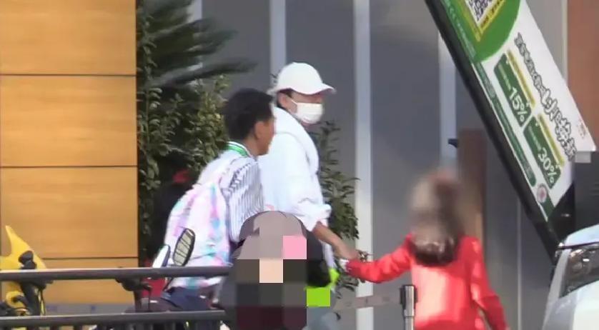 张杰开两辆车去学校接女儿，口罩遮脸也挡不住那股子高兴劲儿。跨年没陪成孩子，这回