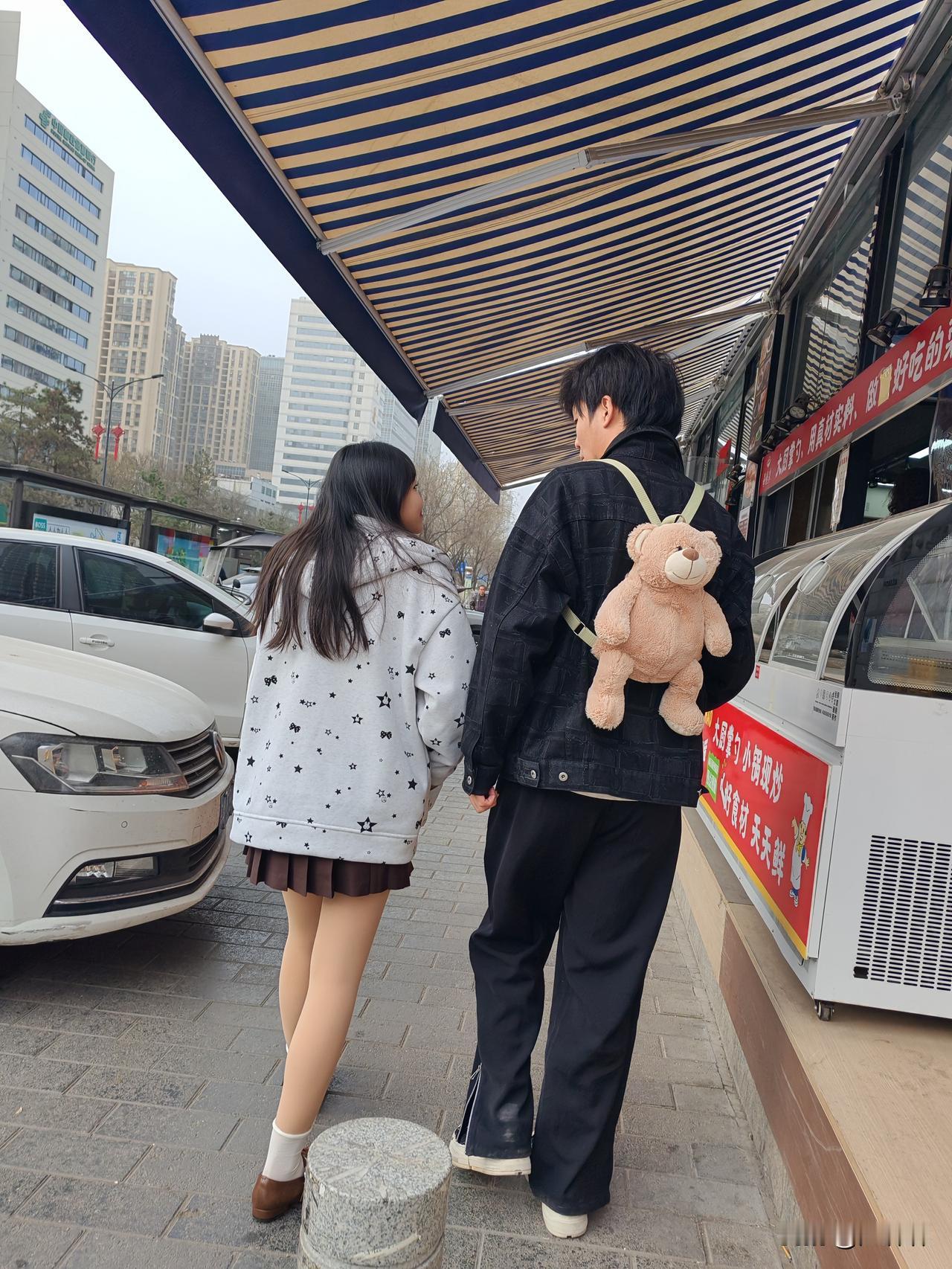 现在男生清醒的很我大侄子谈了个女朋友，校园恋，女孩是外地人，正月初四女孩来西安