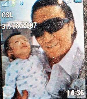 当年谢贤与孙子合影，那是2007年的一天，距今已有19年。时间过得就很快，他怀中