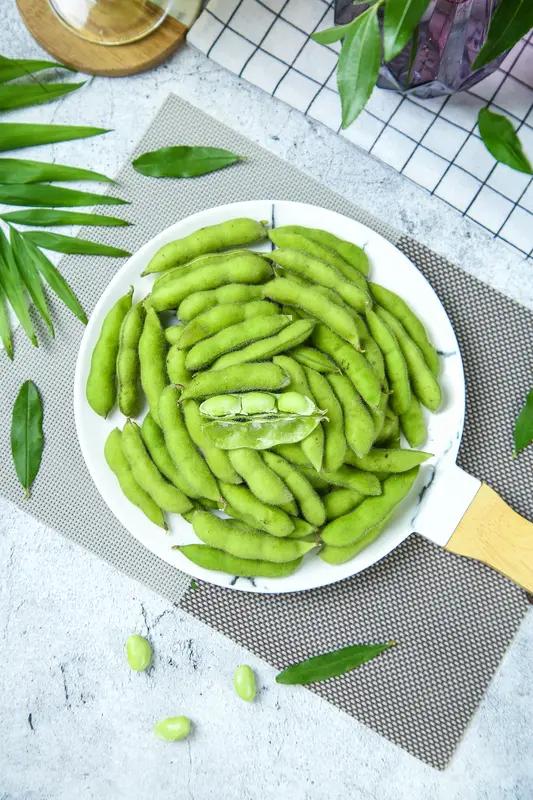 一豆有三个名字毛豆、黄豆、大豆实则为同一种植物。大豆在不同生长阶段