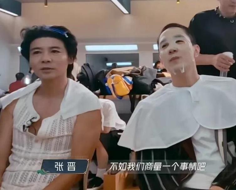 张晋对李承铉说：“我以前和蔡少芬热恋的时候，睡觉都是两个人抱在一起，后来时间长了