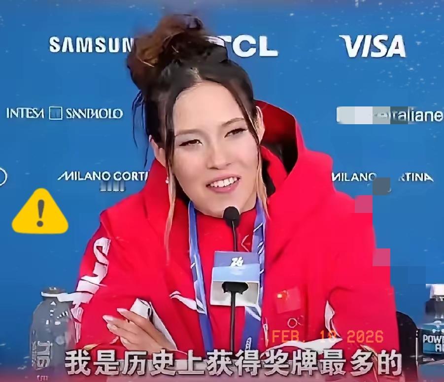 谷爱凌在拿下银牌后，有记者问她：“你痛失2块金牌有什么感想吗？”谷爱凌怒怼记者：