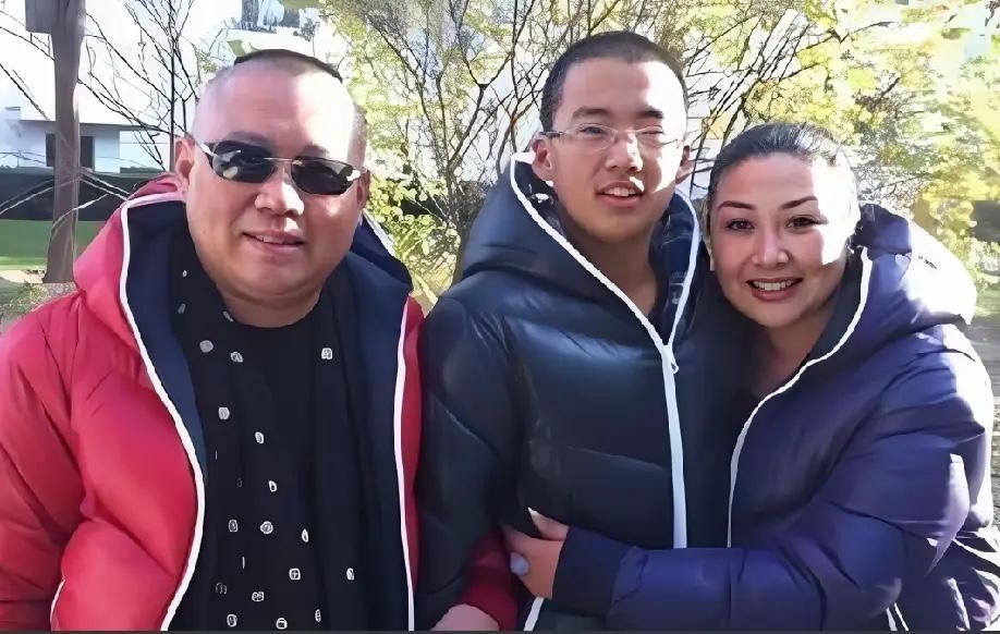 郭麒麟小的时候与父亲郭德纲和母亲王惠的一张留影，当时的郭麒麟真的算得上是小胖子一