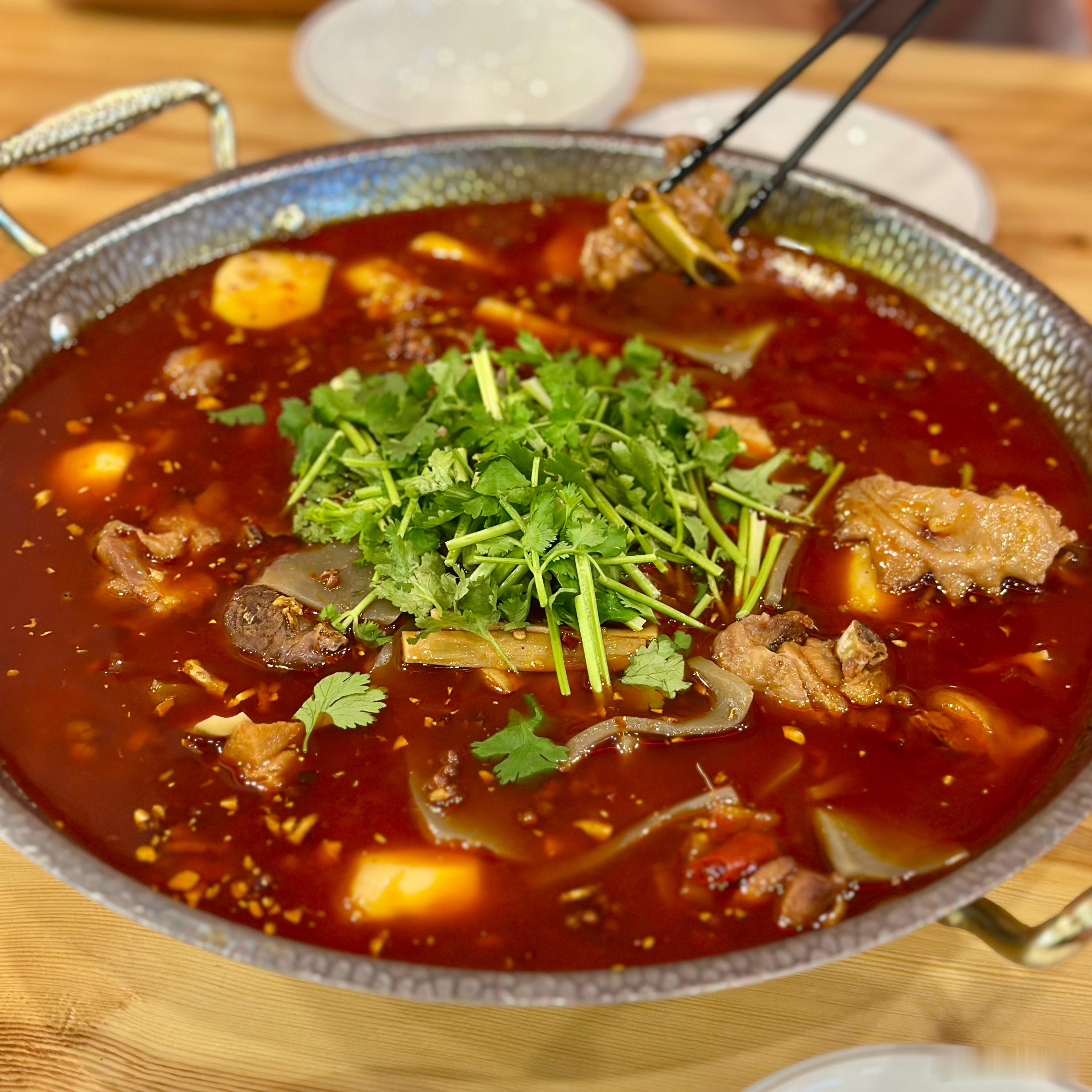 这家笋子鸡，味道是不错，我们都准备把它确定为食堂了。但吃了三次，鸡肉一次比一次少