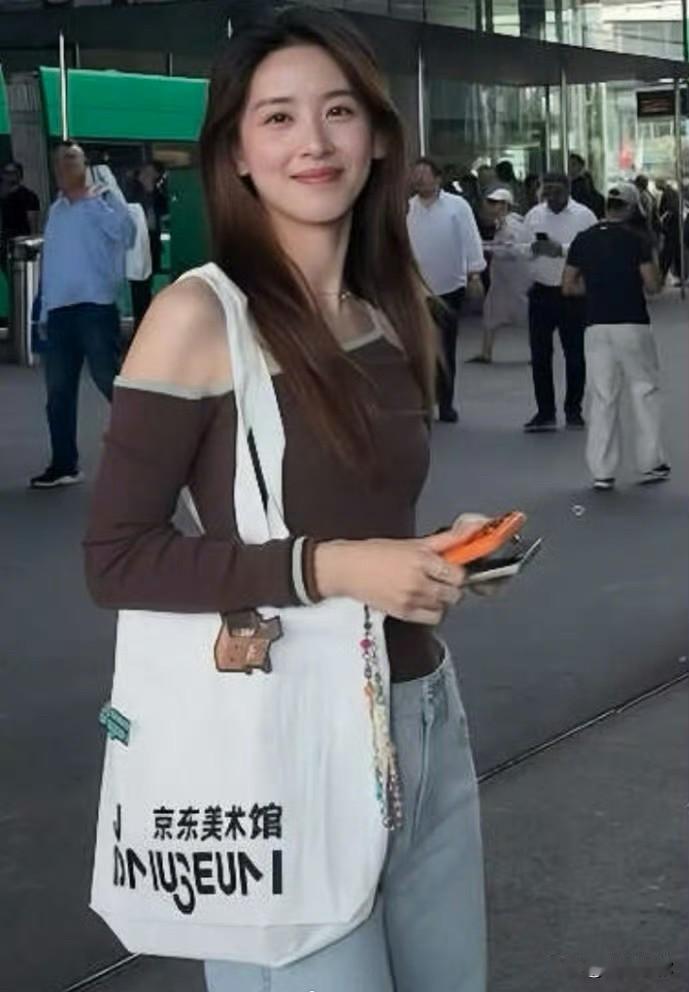 总有人问章泽天为什么不安安稳稳在家做富太太。其实她心里门儿清：只困在家里，反而很