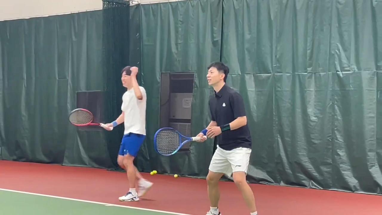 龙队真的很热爱的运动，新年第一天分享打网球的快乐，挥拍也乒里乒气的，给力！闫安