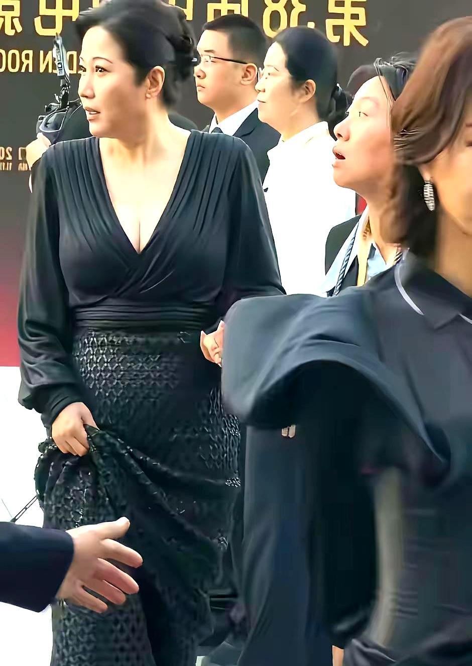 53岁，没孩子，身材走样热搜说她像曾黎又像徐帆，我翻完十年旧照，发现最像的