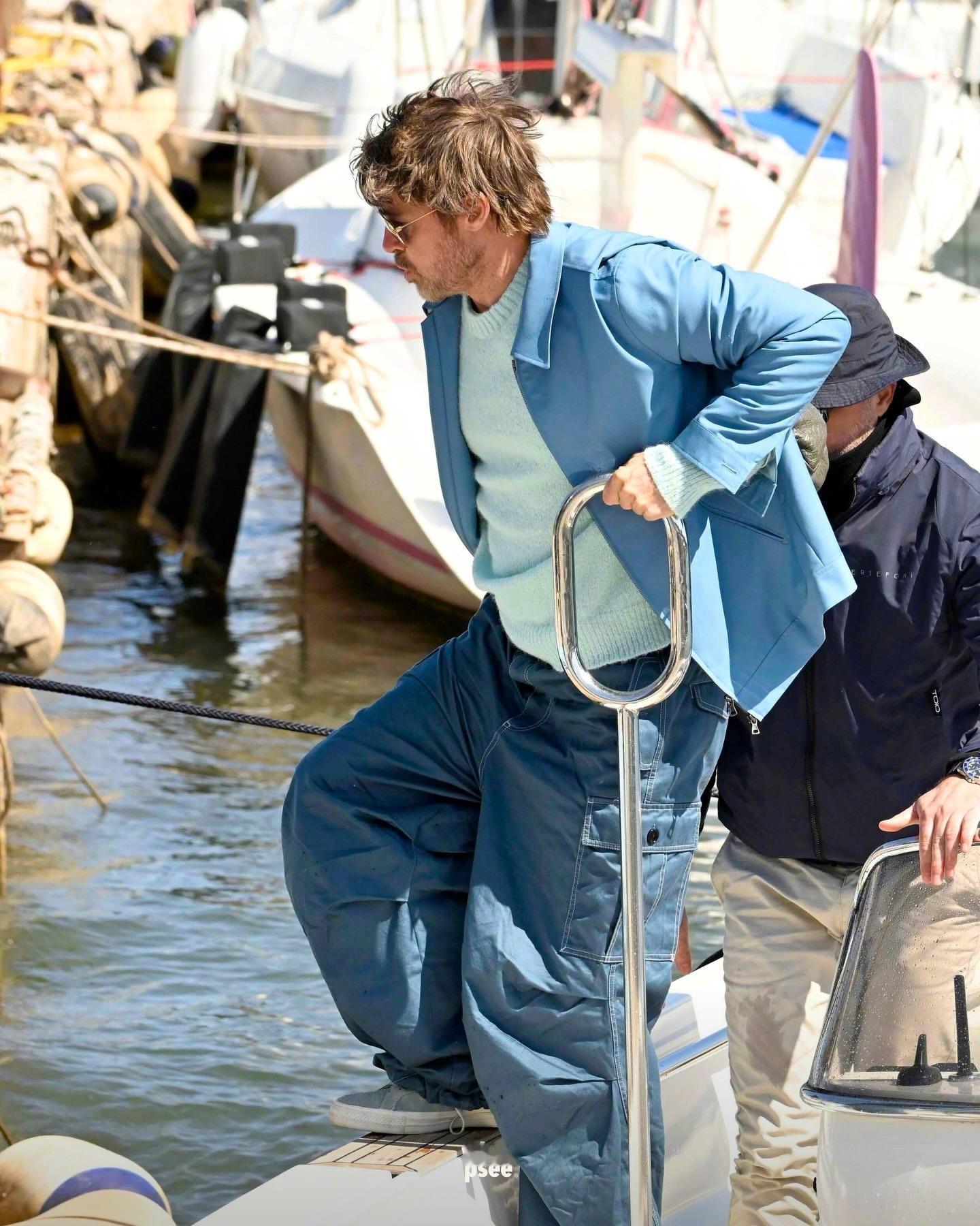 布拉德·皮特最近乘坐小船🚤抵达希腊继续拍摄新片《TheRiders》，这部片