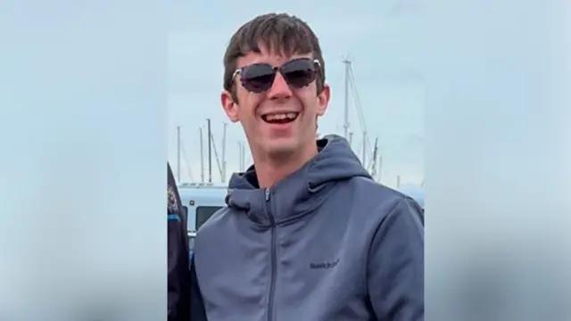 【“把骨头推回腿里”，一名为乌克兰作战的英国人被俄军俘虏的故事】一名被俄罗斯