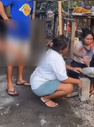 这个真是玩笑开大了！国外一男子突然被人从身后扒掉短裤？这让旁边的女子误会了男