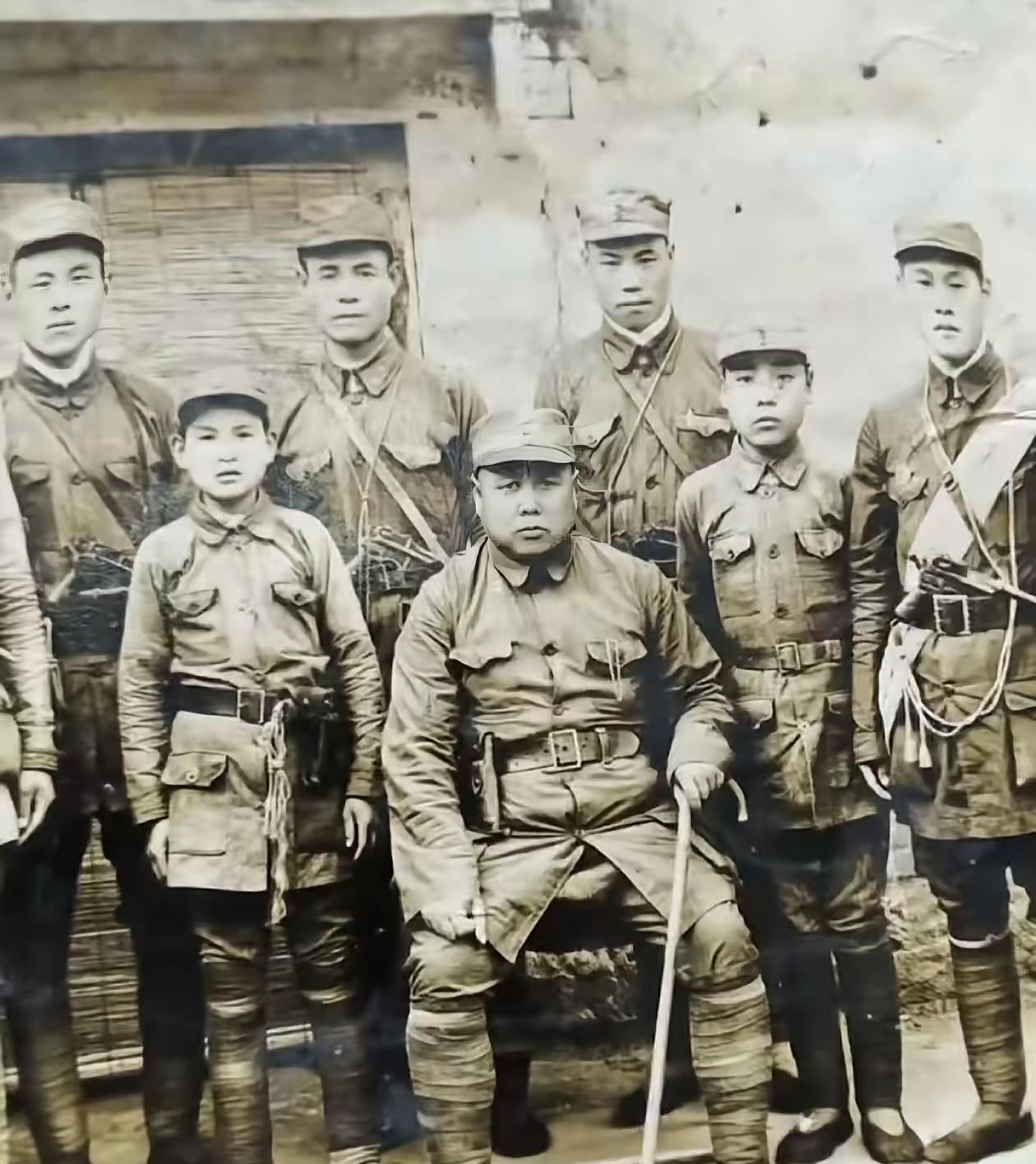 这张照片拍摄于江西南昌一间照相馆，中间那位将军从派头看，至少是一位军长。他身边的