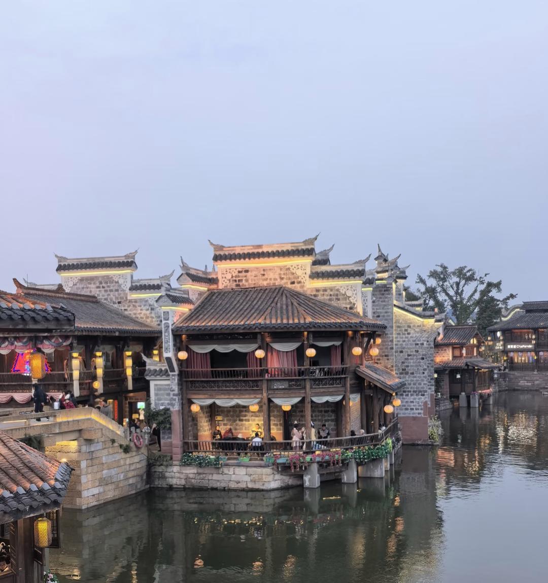 李庄!一个新建但又做得不错的“古镇”说实话，去之前心里是有点打鼓的，毕竟“新建