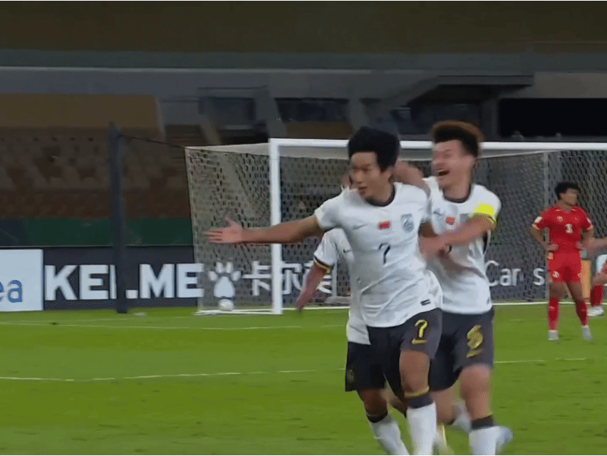 热血沸腾！中国足球昂首挺进决赛，终于可以扬眉吐气！看完全场，激动得无法入睡，