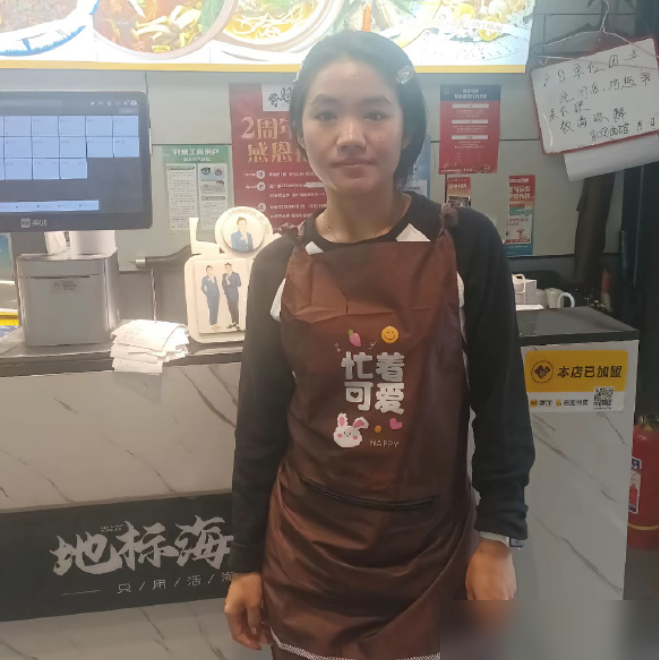 当年那个睡猪圈的女孩，被停掉零花钱赶出面馆了。晋妈直播里直言，25岁的李勒优昼夜颠倒，不去面馆帮忙，