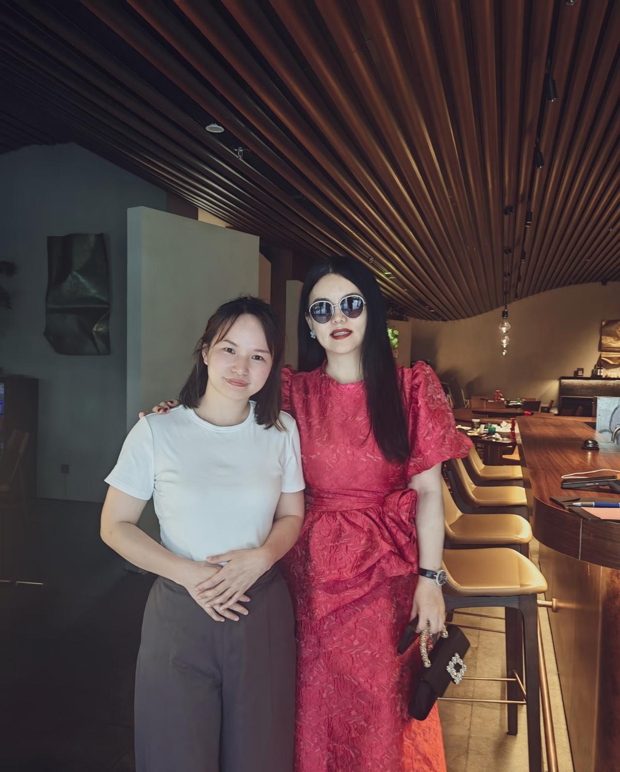 5月20日，李湘有点落寞了，一个人到长沙的饭店吃饭，与路人合影脸色苍白，看着很