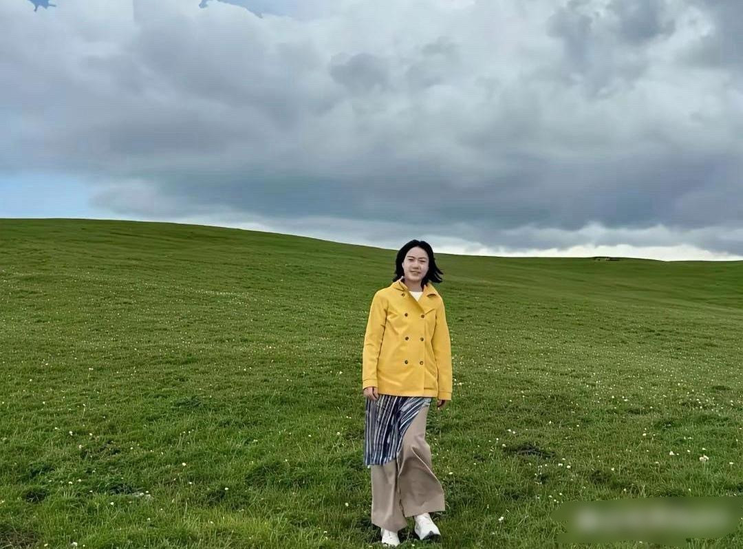 翁帆终于走出了丧夫之痛。在杨振宁百岁喜丧后重新出发，晒出自己带着家人一起深度游大