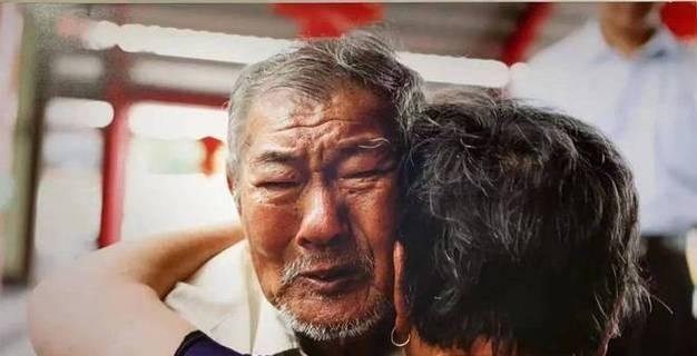 1948年，江苏的王成松，上街买东西，被国民党抓了壮丁。临行前，把得到的两块银元