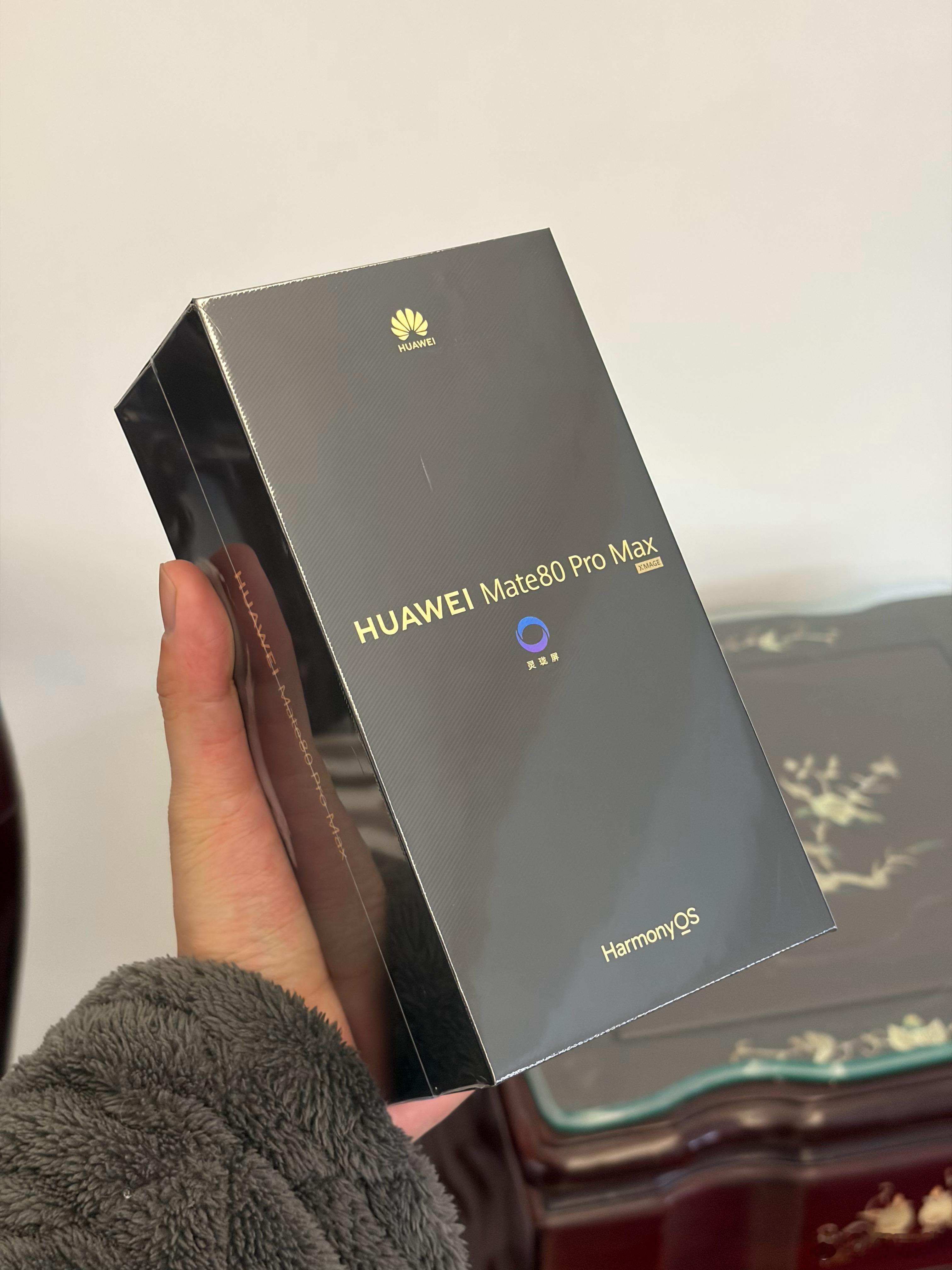 原价买到了华为Mate80ProMax！金色质感无敌，很好看。如果能抢到的话