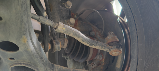 21款75P底盘生锈昨天去4儿子店检查的时候发现的底盘生锈，维修人员说红色区域