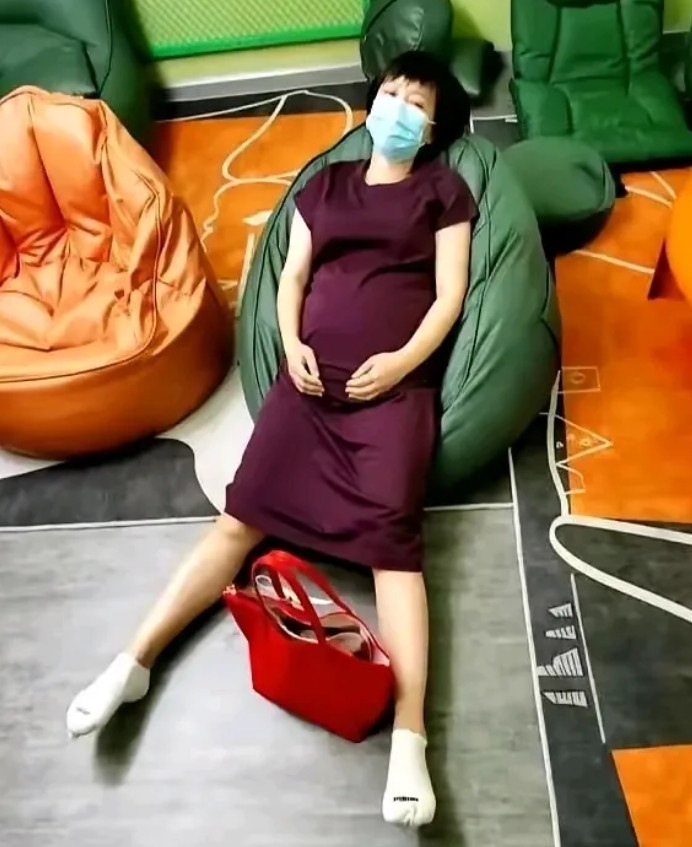 有位女士婚内出轨，直接搬去和情夫住一块儿了，没多久还怀上了别人的孩子。她觉得反正
