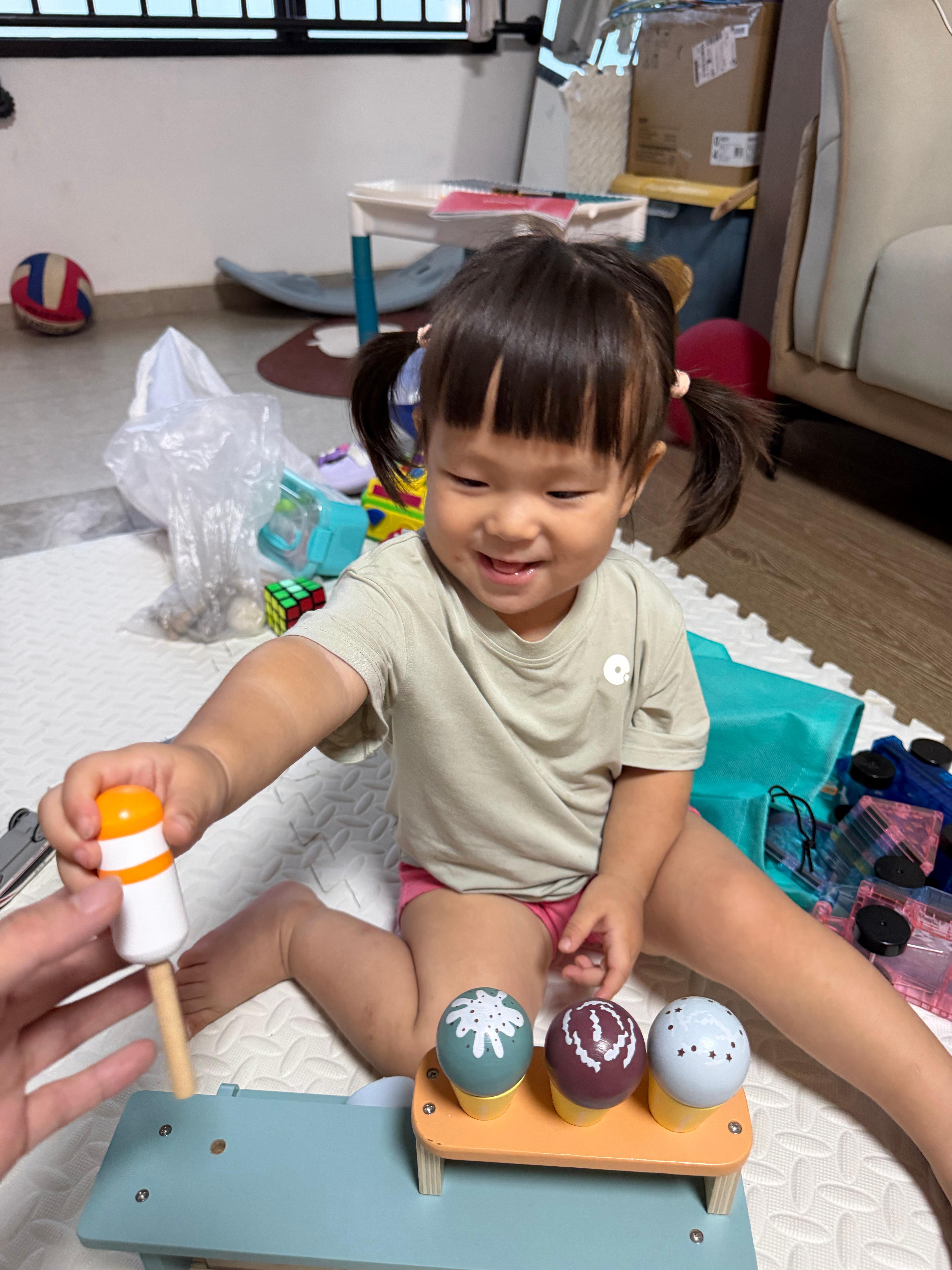 在小满冰淇淋店买冰淇淋小满问我，妈妈，爸爸干嘛呢我说，爸爸给妈妈做饭呢小满一边推