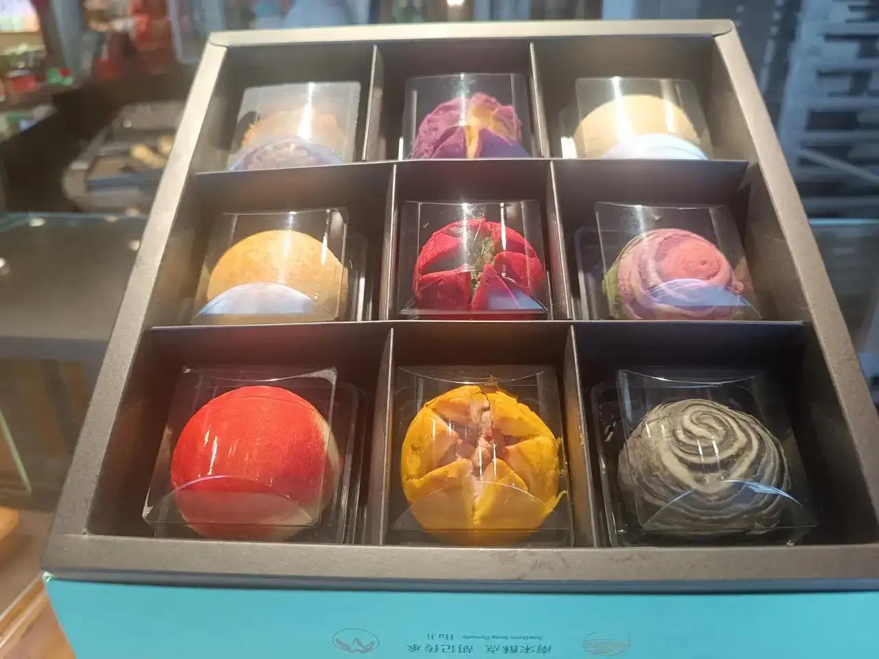 要说杭州有什么糕点的品牌能够被大家接受且认可的，那绝对是《知味观》这家老字号，特