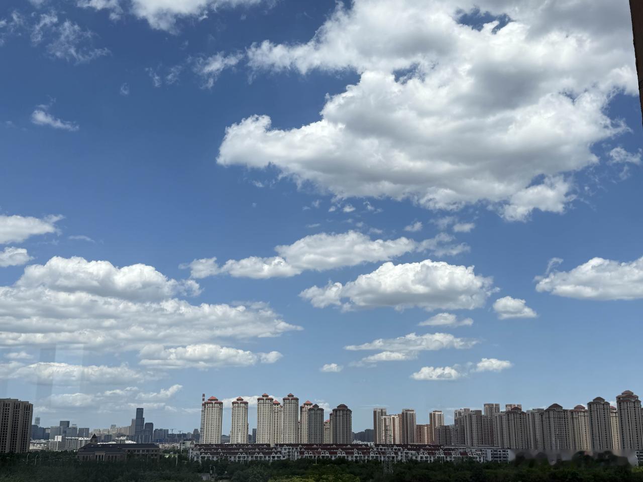 这样的蓝天白云，你喜欢吗😘今日的🌌是这样的，很美呦（手机随手拍）蓝天治