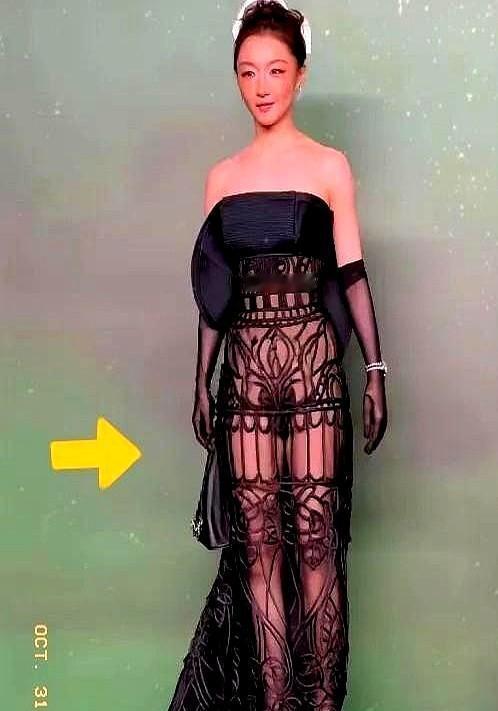 周冬雨穿高开衩皮裙上了热搜，有人骂违和，有人夸敢变。她不是没演过清纯，但谁规定