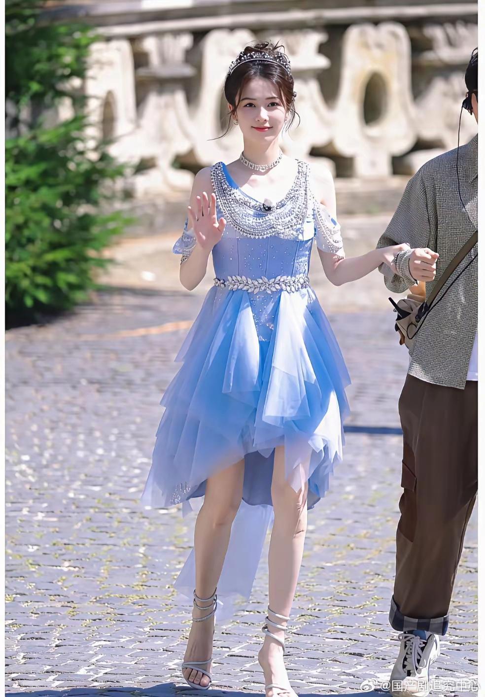 白鹿，这样的脚丫子才适合穿这样的凉鞋