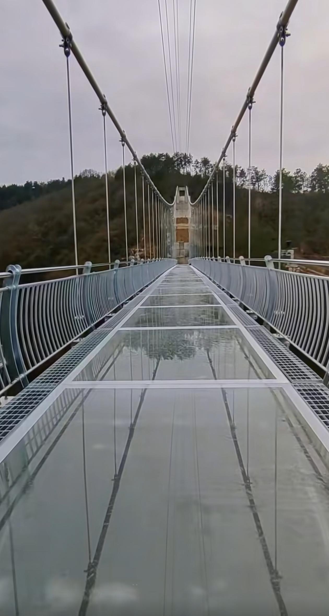 安康香溪洞景区越来越好，玻璃栈道、空中步道、滑道、索道、百步梯道快要全部形成了体