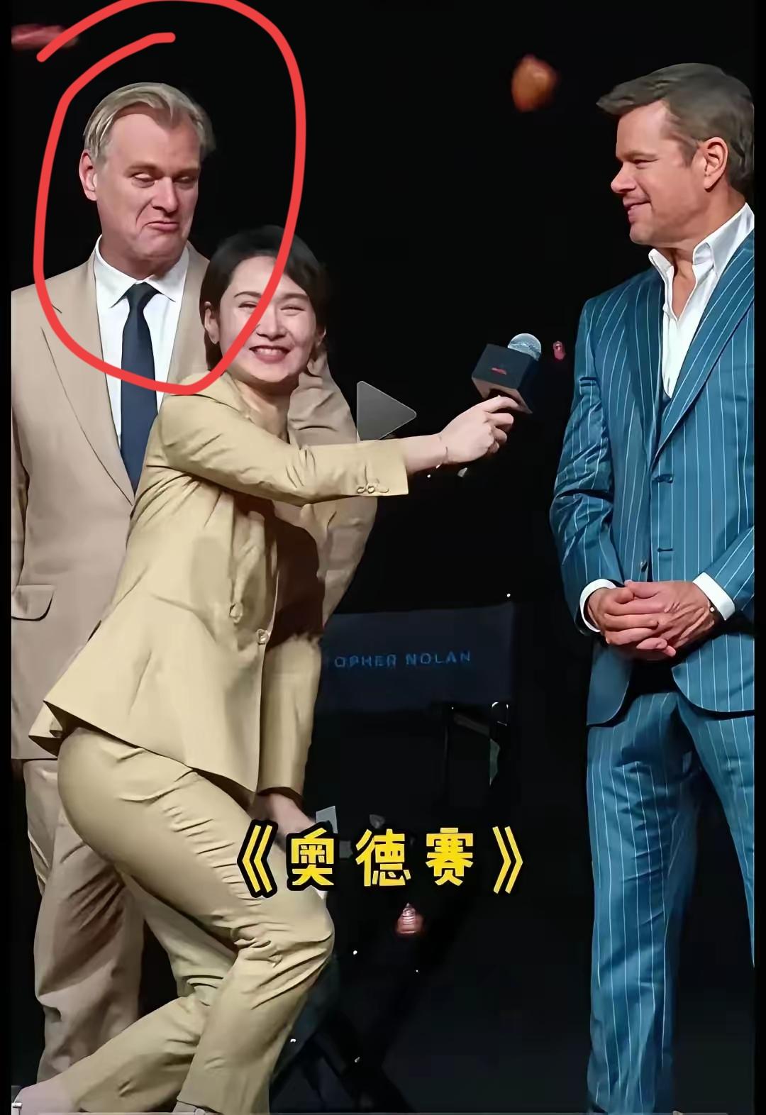 仔细一看才发现，陈璇屈膝半蹲的样子已经够刺眼了，她身后老外的表情更耐人寻味。