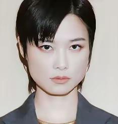 2005年《超级女声》舞台上，李宇春以352万条短信投票夺冠，在互联网未普及的年