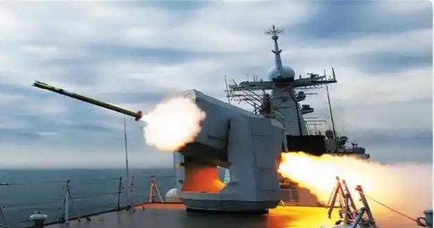 055大驱能不能单挑航母战斗群？就这么说吧，要是055和航母面对面单挑的话，那能