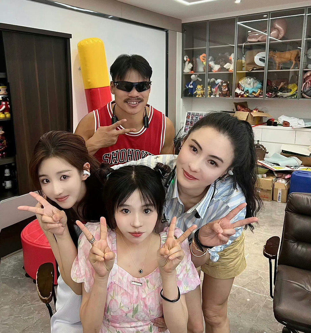 张柏芝这张脸虽然不像四十多的人，但是她的膝盖还是暴露了她的真实年龄