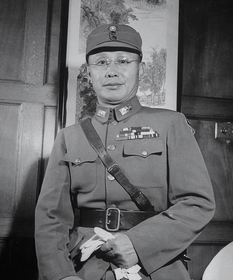 据董其武回忆，何应钦曾以国家困难为由，表示只能部分补充,给27挺机枪、250支或